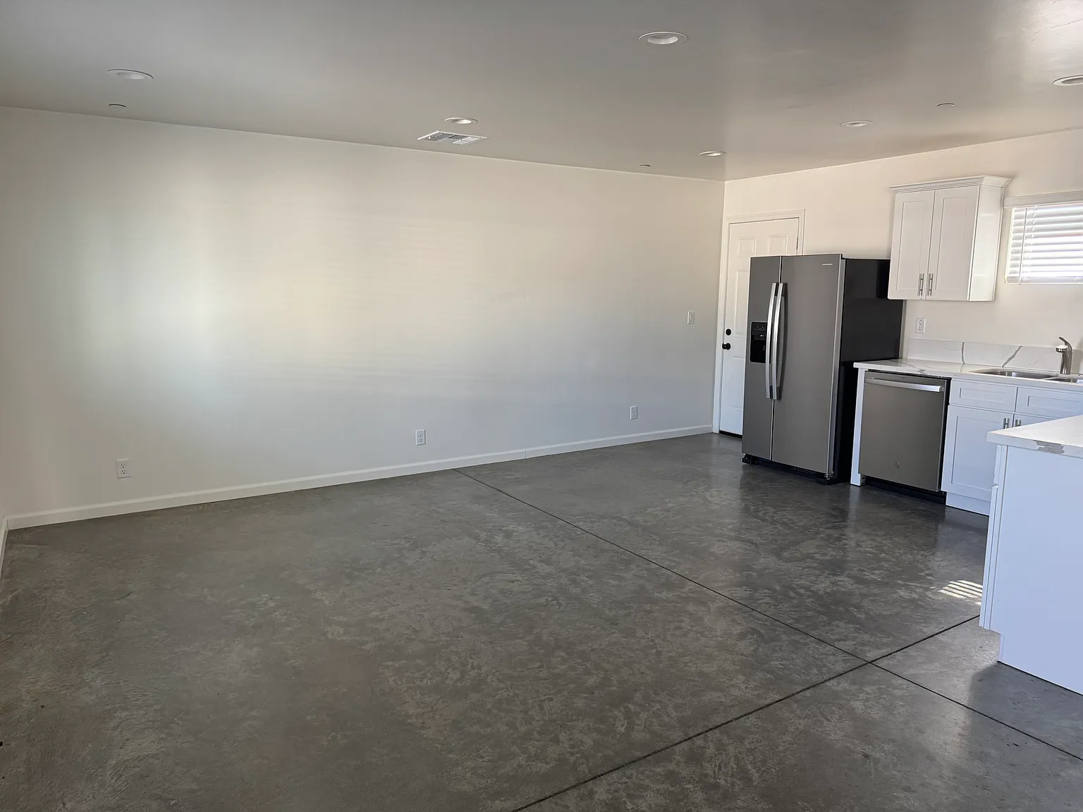 2 bed, 820 sqft, $1,300 — Photo 2