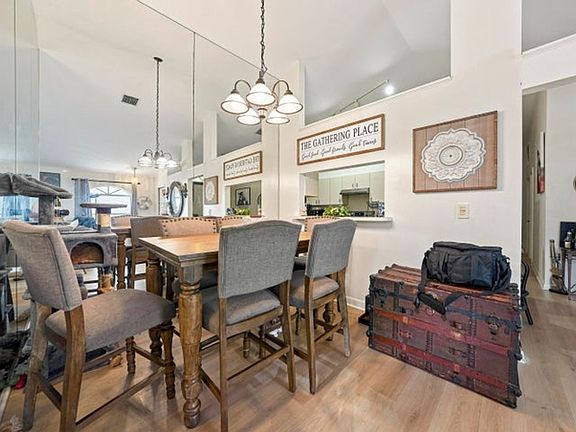 2nd image of 202 Wedgewood Cir