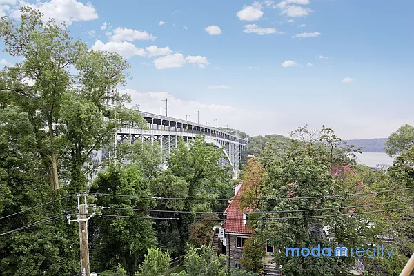 Sold by Moda Realty | media 23