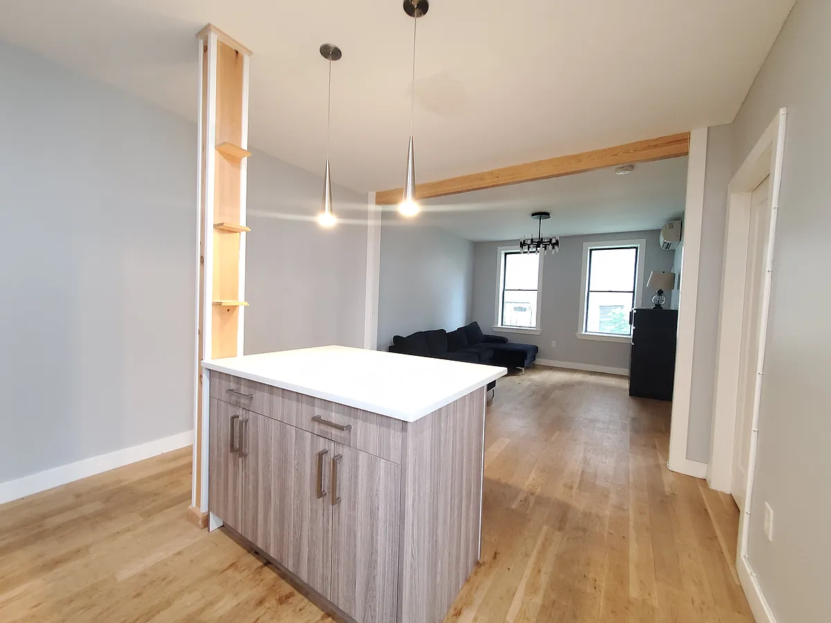 Building Photo - 81 Romaine Ave #5