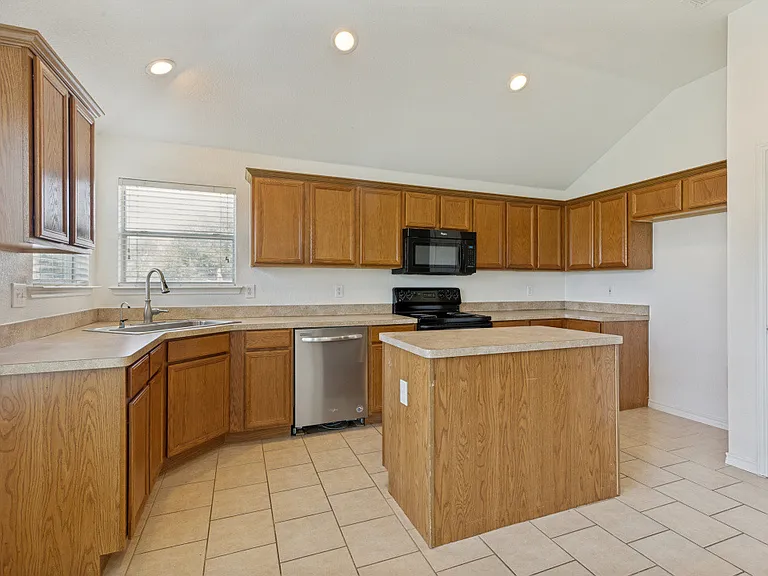 900 San Felipe Trl — Photo 5