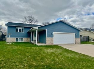 1240 Ruby Ln, Shakopee, MN 55379