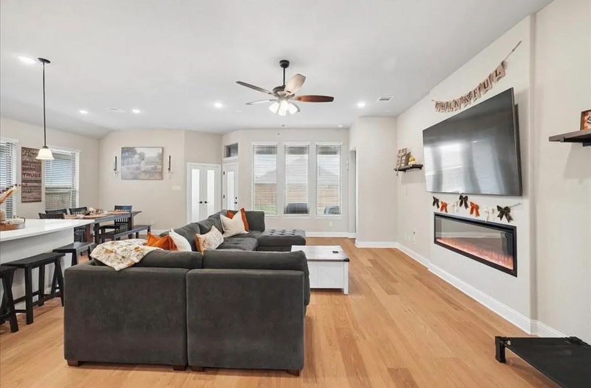3 bed, 1913 sqft, $3,000 — Photo 3