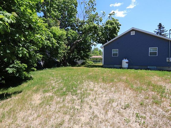 3rd image of 860 Forest Ave