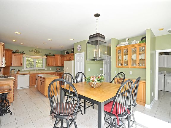 Gorgeous eat-in kitchen