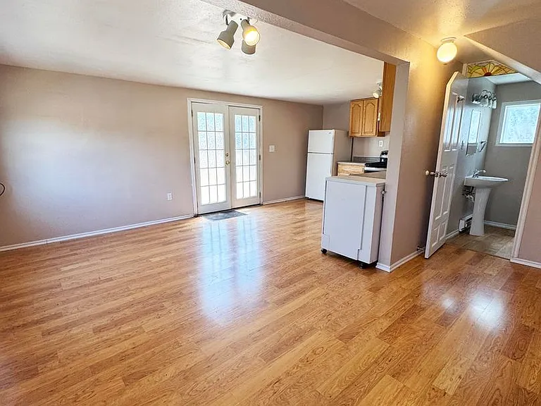 215 W Bell St — Photo 5