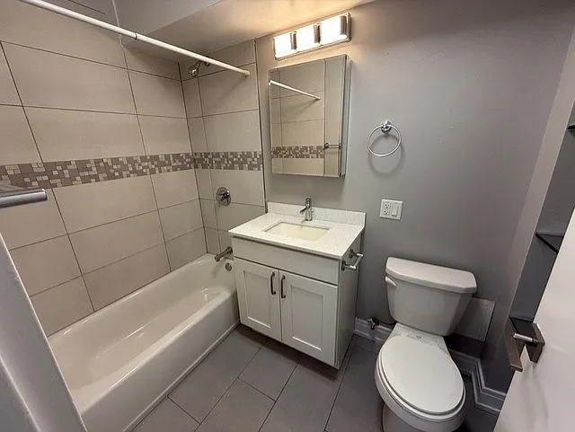 Sheridan Lake - 6401 N Sheridan Rd — Photo 22