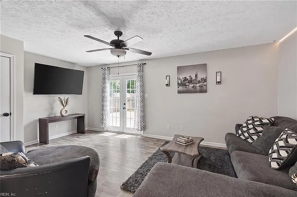 3 bed, 1.5 bath, 1400 sqft, $1,900 — Photo 3