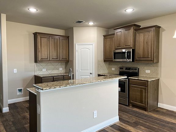 5th image of 650 Comal Dr