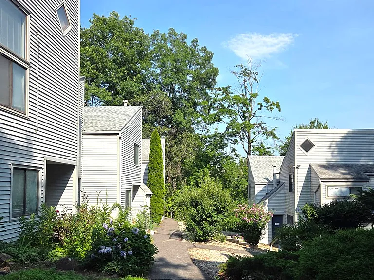 12 Talcott Forest Rd — Photo 13
