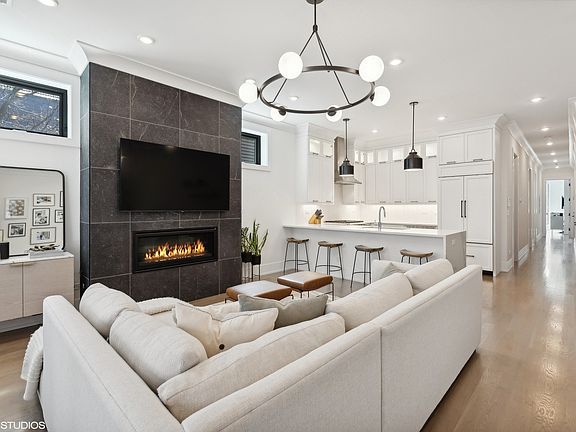 2nd image of 2761 N Kenmore Ave #2