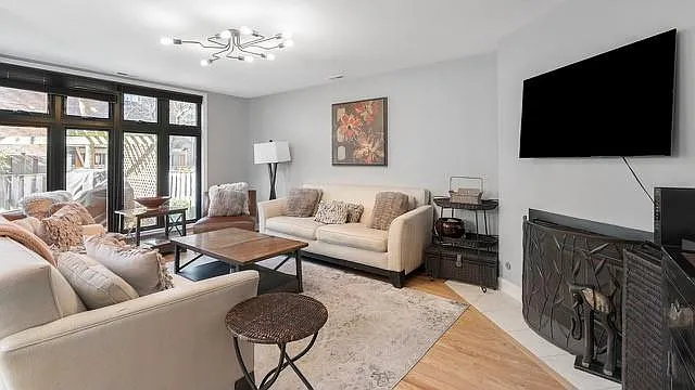 1610 N Larrabee St — Photo 9