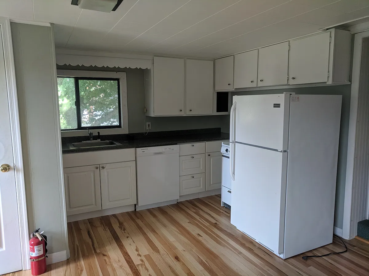 Building Photo - 208 Railroad St #3