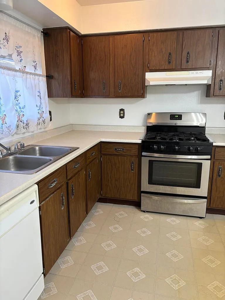 2 bed, 971 sqft, $1,600 — Photo 2