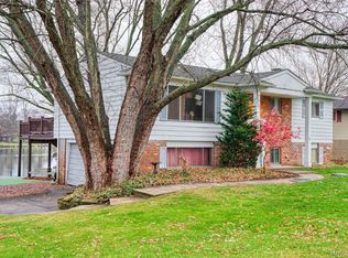 11812 Waycross Rd, Brighton, MI 48114