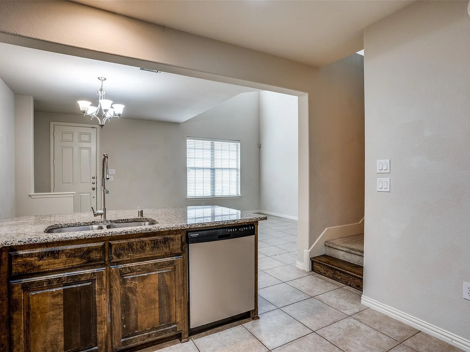543 Matthew Pl — Photo 4