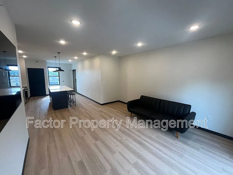 4 bed, 2.0 bath, 1358 sqft, $2,716 — Photo 4
