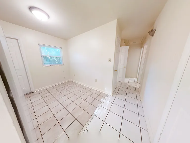2101 Karen Ln — Photo 10
