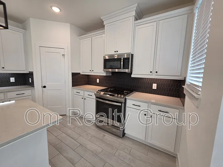18710 Colorado River Ln — Photo 14