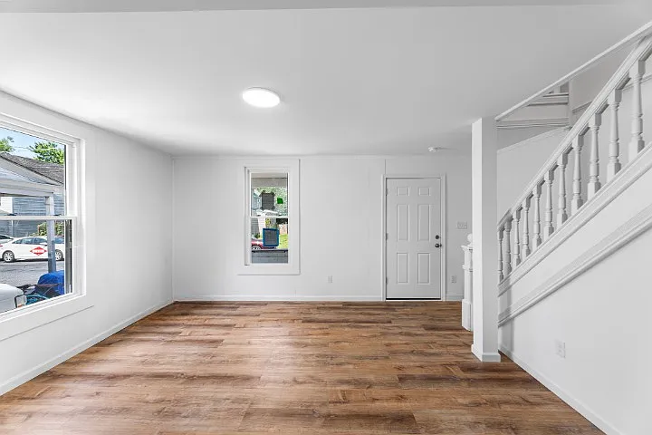 702 Hughlett St — Photo 5