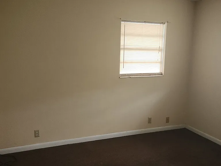 303 Oleander Dr — Photo 5