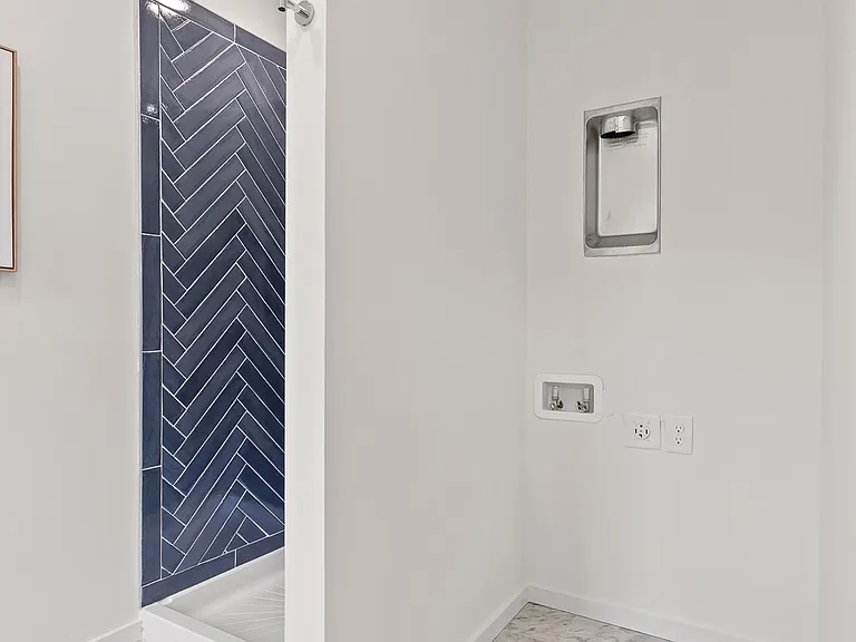 113 E Oldham Ave — Photo 3