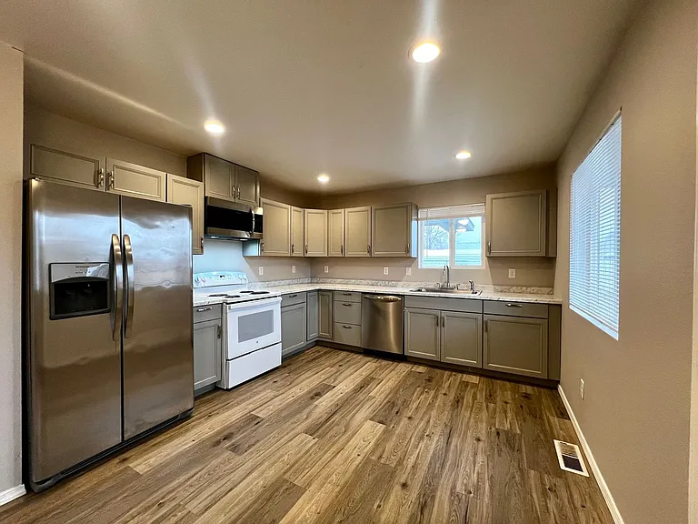 1320 S 13th Ave — Photo 1