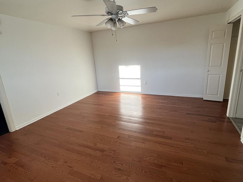 1st image of 4522 Baker St #16