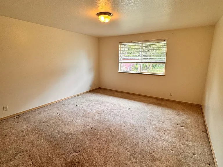 811 NE Newton Creek Dr — Photo 5