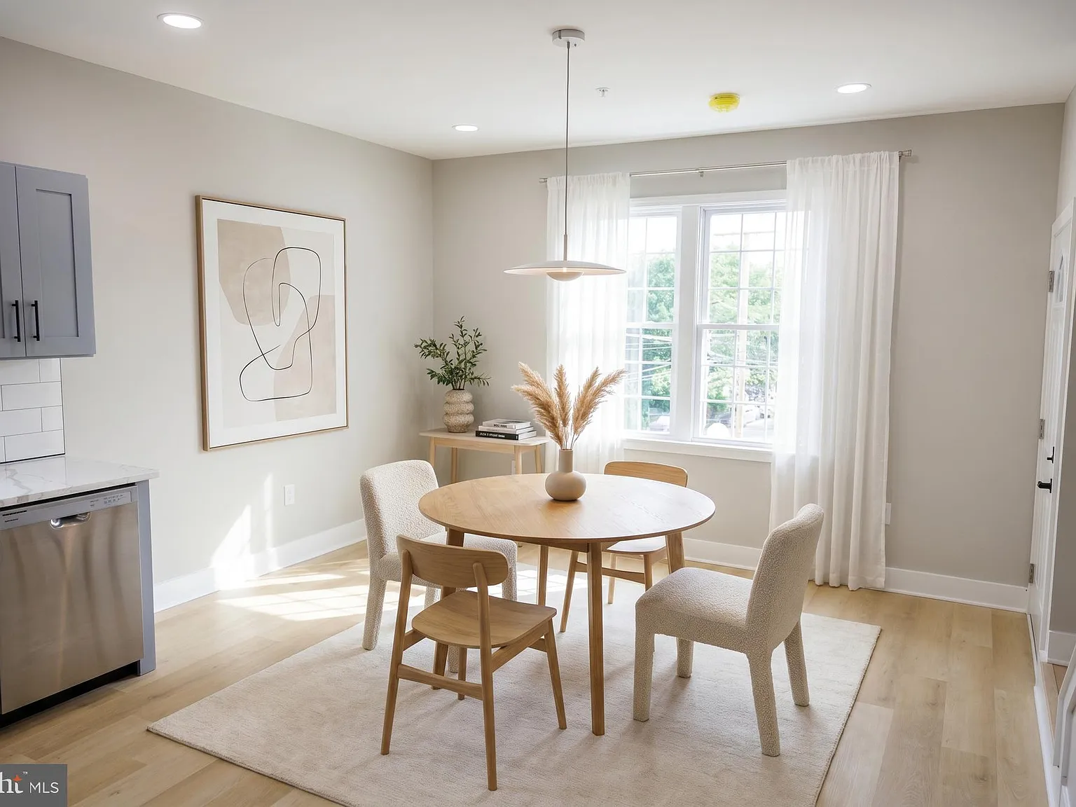 3 bed, 1300 sqft, $2,000 — Photo 2