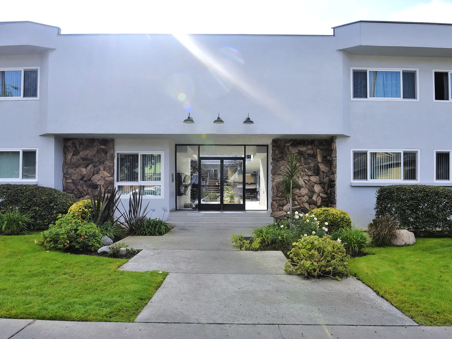 1 bed, 750 sqft, $2,000 — Photo 3