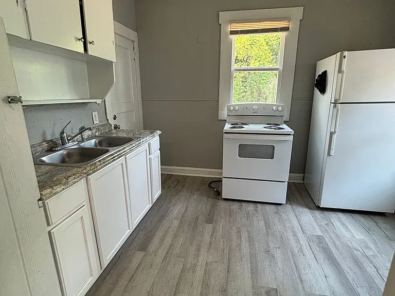 156 Garrett St — Photo 17