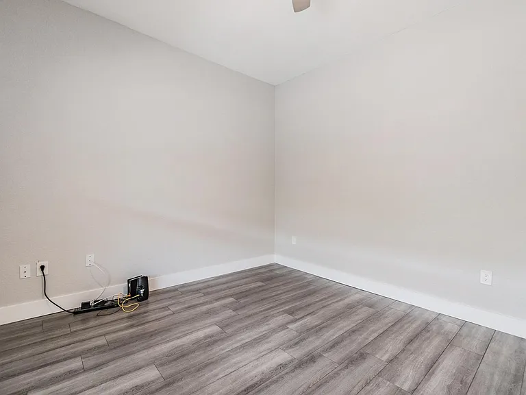 2321 W Green St — Photo 29