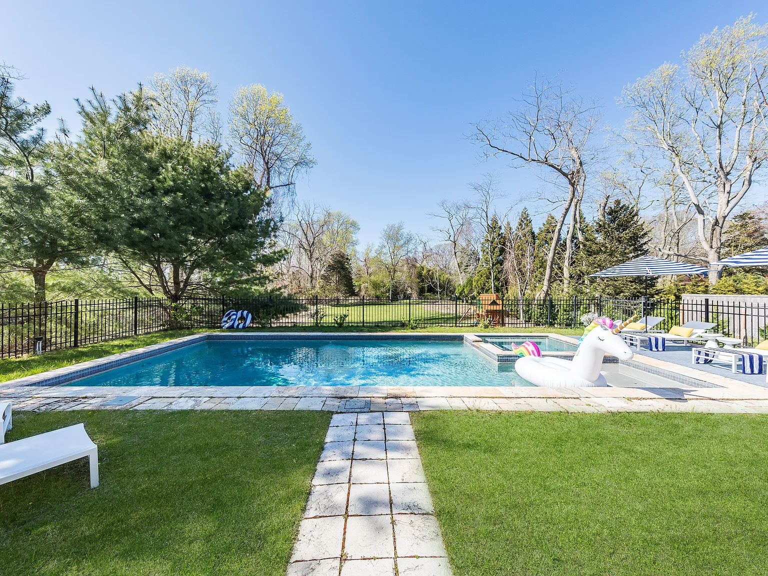 Serene Oasis in Sag Harbor with Expansive Yard and Pool — Photo 3