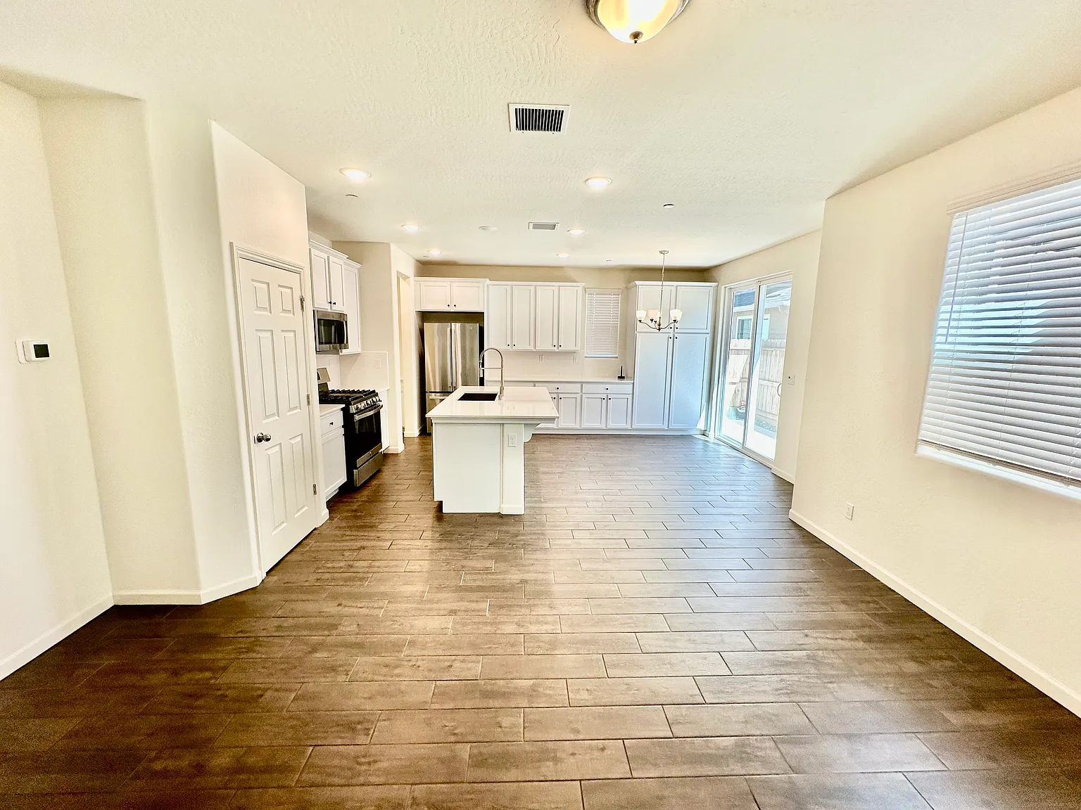 3 bed, 1652 sqft, $2,500 — Photo 4