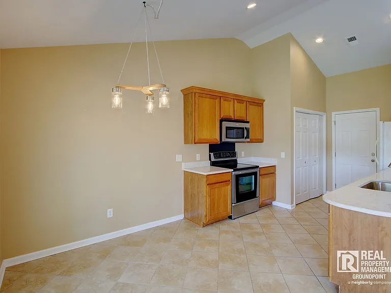 97 Avonshire Dr — Photo 5