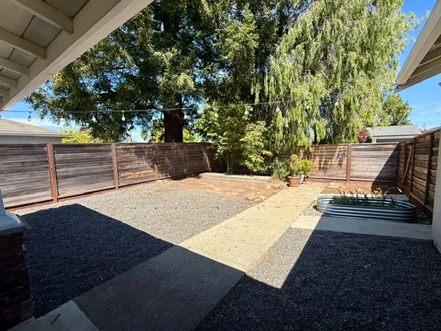 Spacious single-family home in the Belmont Area. Available Now! — Photo 3