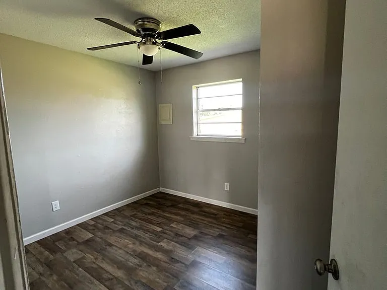 302 E Houston St — Photo 23