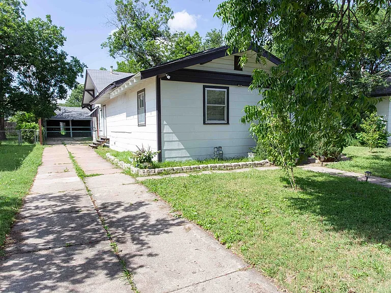 1710 Pearl Ave — Photo 2