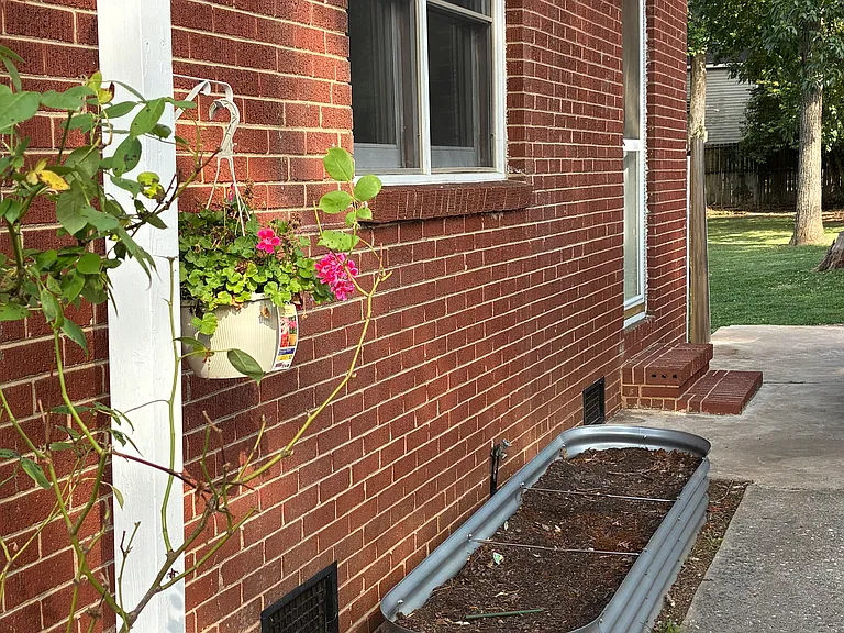 826 Mohigan St — Photo 2