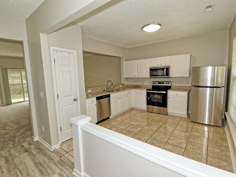 314 Canyon Lake Cir — Photo 3