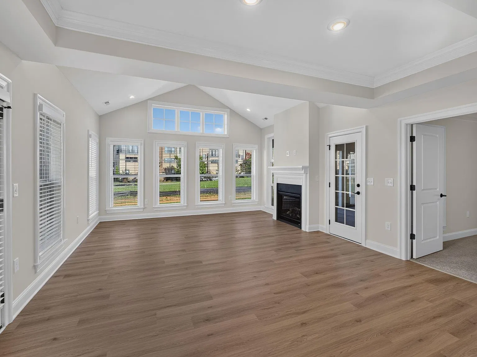 3 bed, 2.5 bath, 2084 sqft, $4,250 — Photo 3