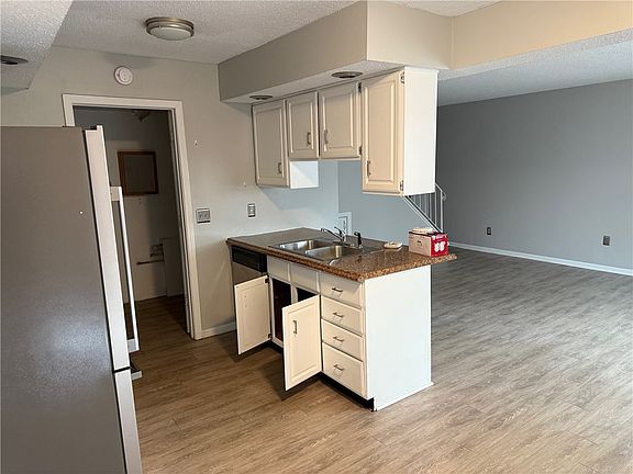 3rd image of 5 Shorewood Dr N