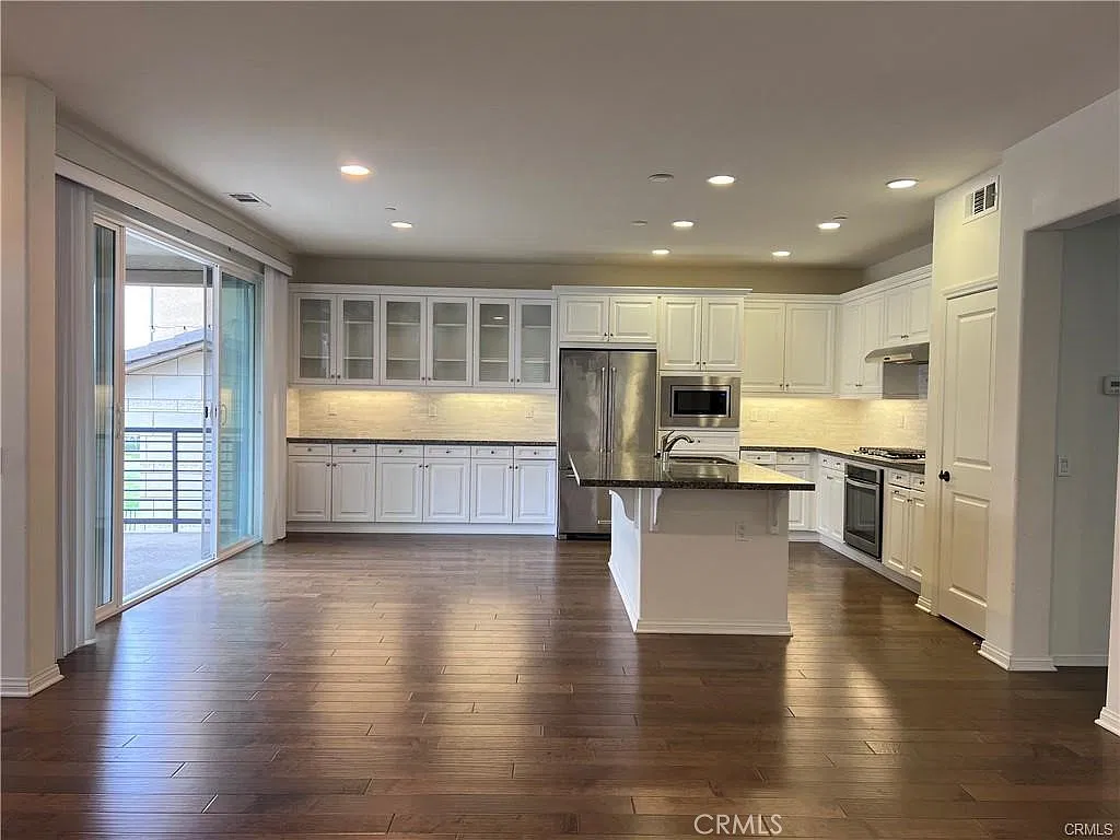 4 bed, 2267 sqft, $5,100 — Photo 3