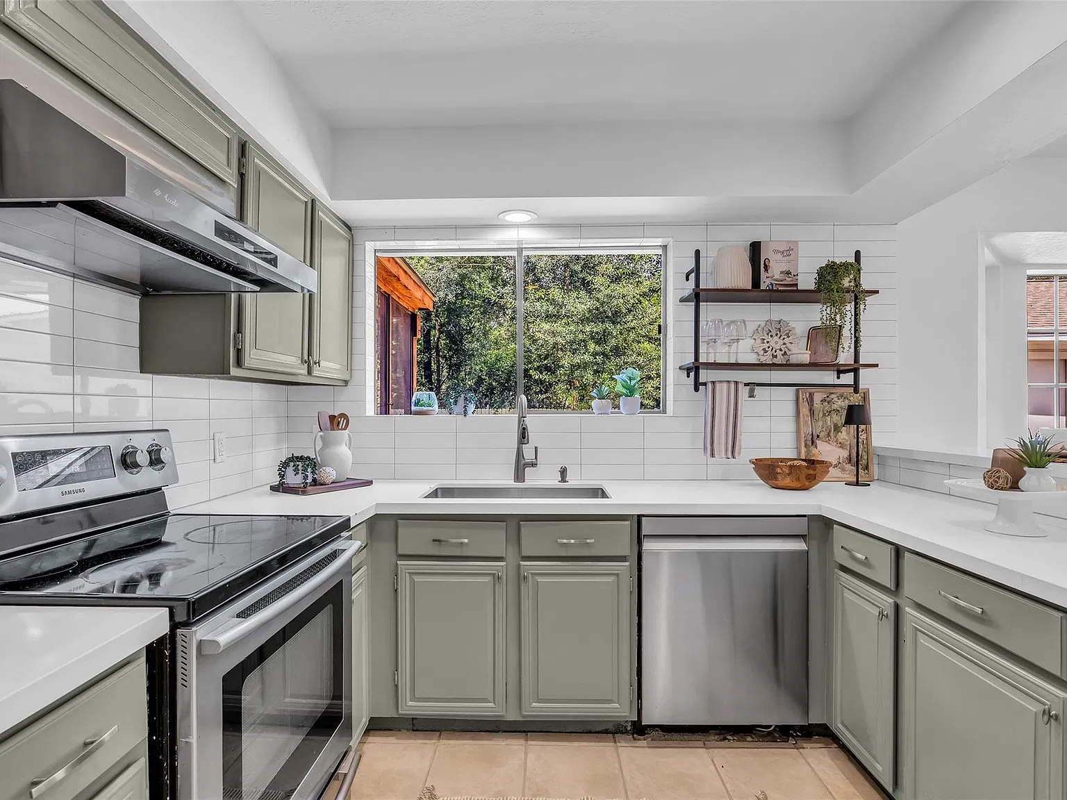 4 bed, 2.5 bath, 2408 sqft, $3,200 — Photo 3