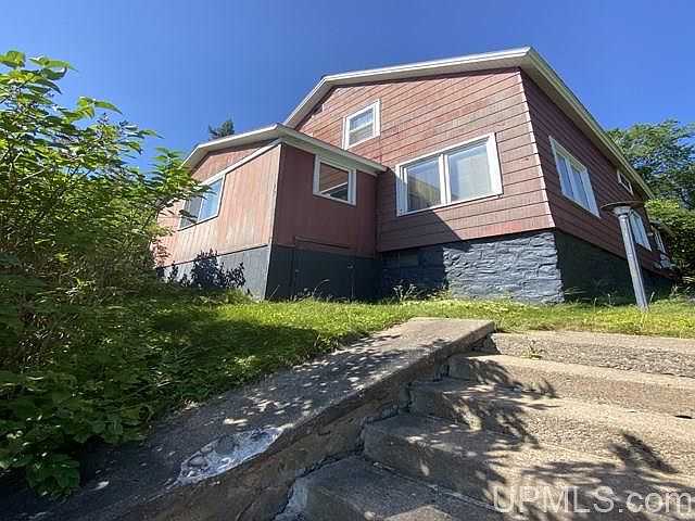 1st image of 209 W 1st St
