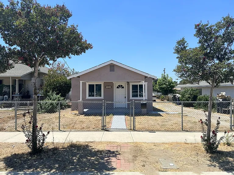 1115 Herald St — Photo 2