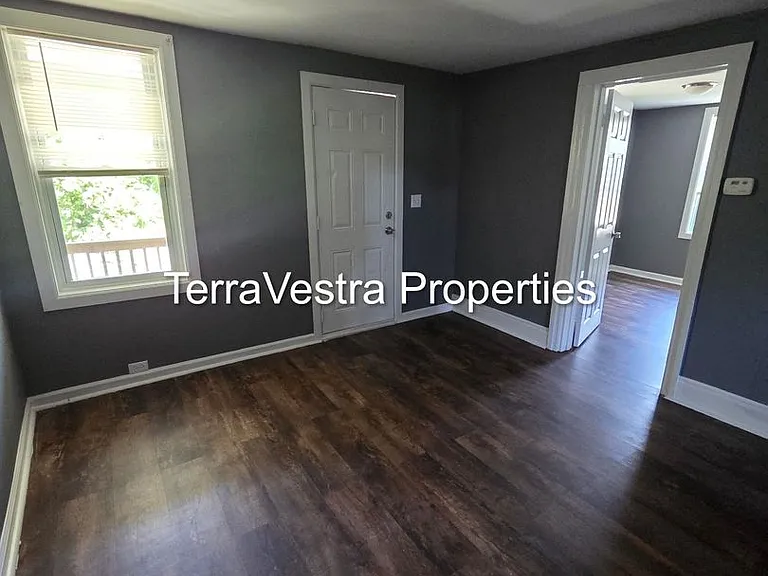 242 W Washington St — Photo 10