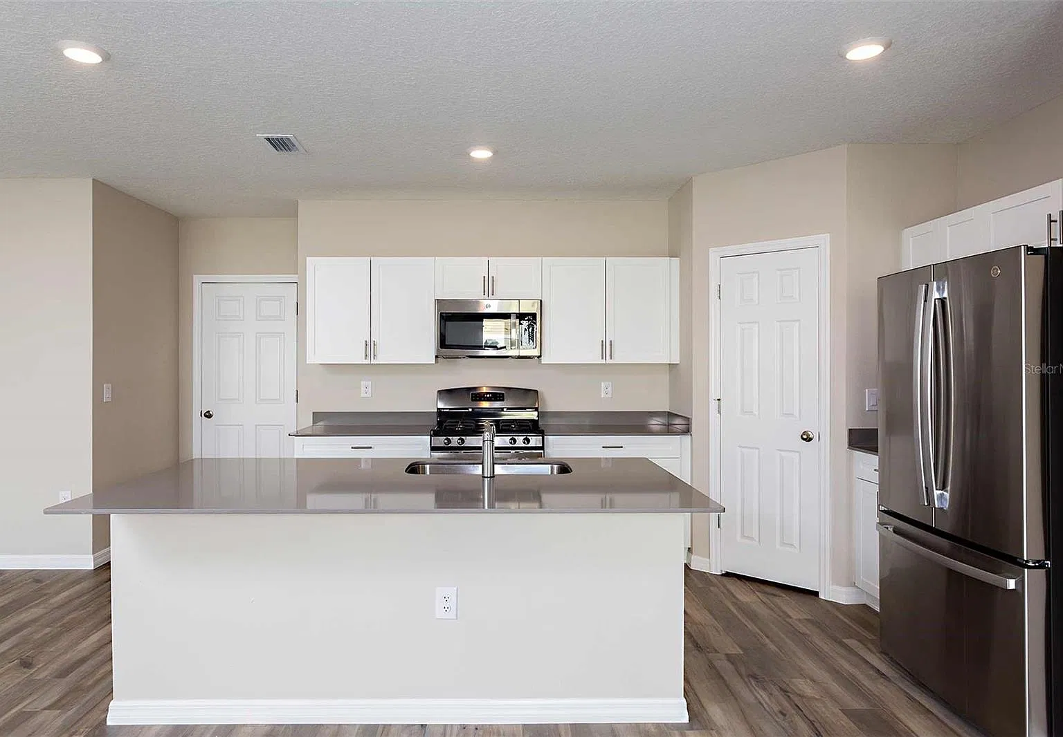 4 bed, 2.5 bath, 2057 sqft, $3,950 — Photo 2