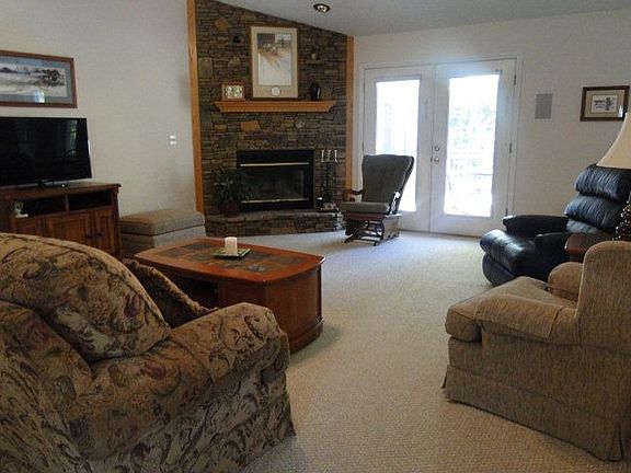 3rd image of 1418 W Riverside Dr